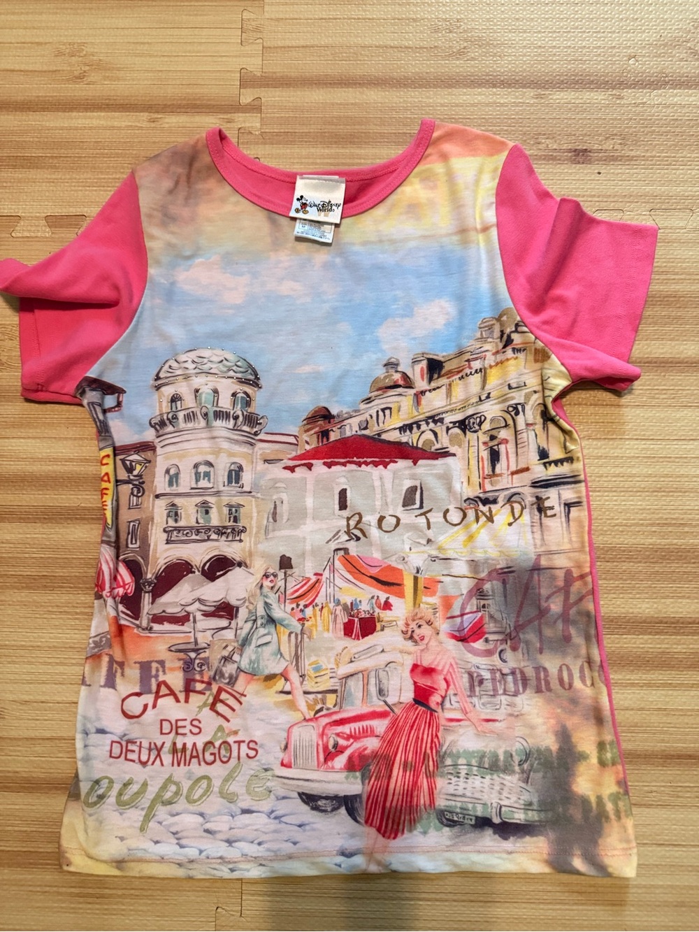 Walt Disney World Women’s size M Multi-Color Graphic tee rare